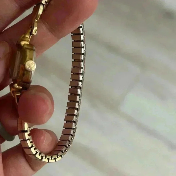 CARAVELLE vintage gold  band woman analog watch 6.5 inches - Picture 7 of 8